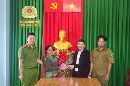Nhặt được cọc tiền, thầy giáo ở Lâm Đồng tìm người trả lại