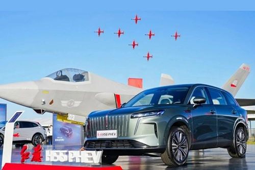 Hongqi HS6 PHEV đổ đầy xăng lập kỷ lục lăn bánh tới hơn 2.327km