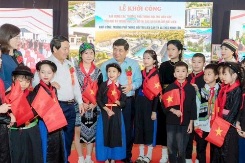 'Bức tường thành tri thức' trong đột phá, phát triển giáo dục vùng biên giới