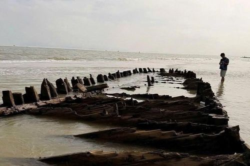 Đề xuất khai quật khẩn cấp tàu gỗ cổ ở bãi biển Hội An