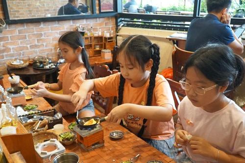 Nơi vừa uống cà phê, vừa tự nấu ăn tại chỗ thu hút các gia đình ở TPHCM