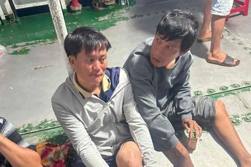 Khen thưởng hai 'người hùng' dũng cảm cứu người giữa gió bão ở Lý Sơn