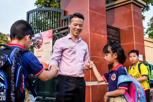 Thầy hiệu phó và 'cuộc cách mạng nhỏ' bỏ giám thị, đón học trò bằng cái bắt tay