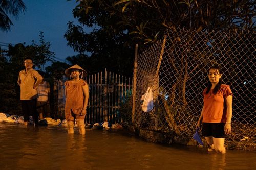 Người dân TPHCM chất thêm bao cát ngăn triều cường dâng cao