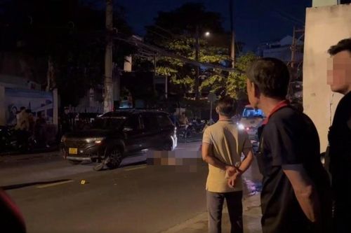 Nam sinh 20 tuổi tử vong sau va chạm với ô tô ở TPHCM, người mẹ khóc ngất bên vỉa hè
