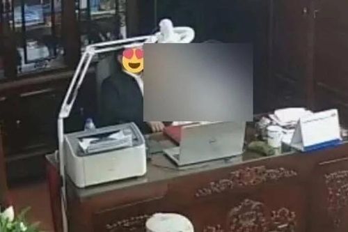 Sở GD-ĐT Ninh Bình vào cuộc vụ clip nghi lãnh đạo trường THPT thân mật với phụ nữ