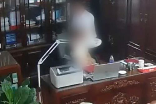 Công an làm rõ clip nghi lãnh đạo trường THPT thân mật với phụ nữ