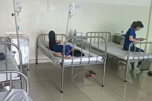 Hàng chục người nghi ngộ độc sau bữa cơm trưa tại công ty