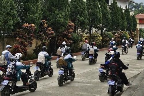 Học sinh Phú Thọ gắn biển tên lên xe điện gây 'sốt' mạng