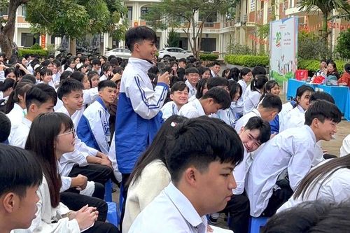 VKSND khu vực 3, tỉnh Sơn La phối hợp tổ chức tuyên truyền pháp luật tại Trường THPT Mường Lầm