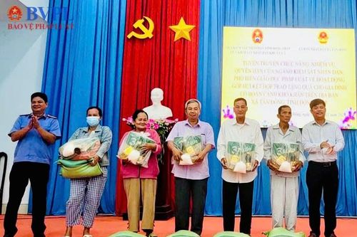 VKSND Khu vực 2 tỉnh Đồng Tháp tuyên truyền pháp luật và tặng quà cho người dân