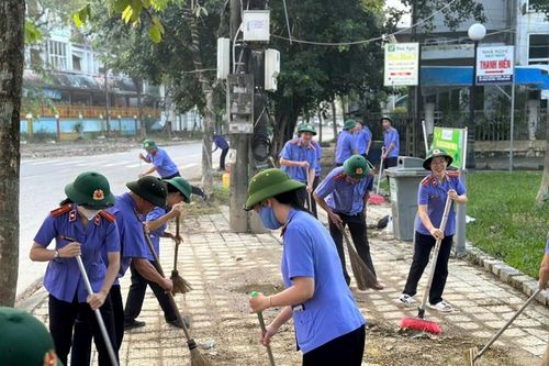 VKSND khu vực 1, TP Huế ra quân 'Ngày chủ nhật xanh' dọn vệ sinh sau mưa lũ