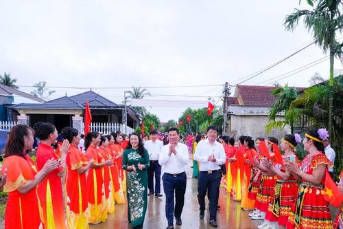 Phó Chủ tịch UBND tỉnh Hoàng Phú Hiền chung vui Ngày hội Đại đoàn kết cùng nhân dân xóm Sơn Hải, xã Nghĩa Lộc