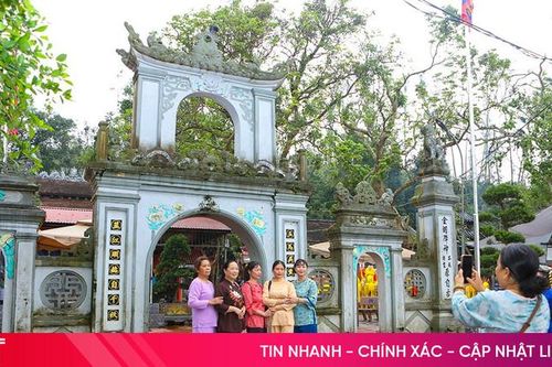 Du khách muôn phương hành hương về đền Chợ Củi ngày cuối tuần