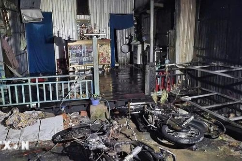 Đồng Tháp: Đường dây điện trung thế cháy rơi xuống đất làm cháy 4 căn nhà