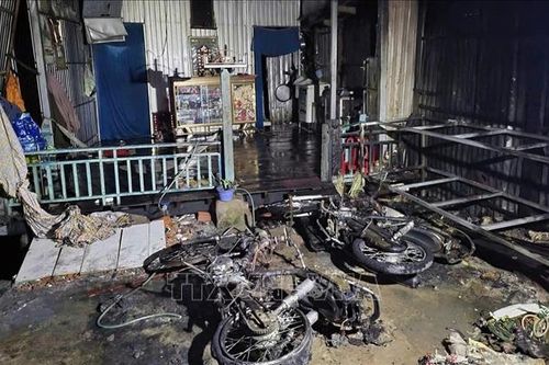 Đường dây điện trung thế cháy lan làm hư hỏng 4 căn nhà