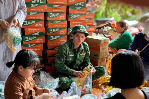 Bộ đội Biên phòng hỗ trợ giúp nhân dân khắc phục hậu quả sau bão số 13
