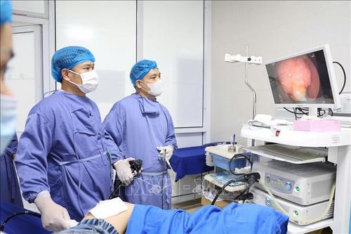 Phẫu thuật thành công polyp đại tràng kích thước lớn cho bệnh nhi 13 tuổi