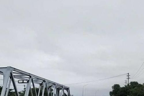 Rủi ro tiềm ẩn khi dừng, đỗ xe trên cầu để tránh mưa lũ