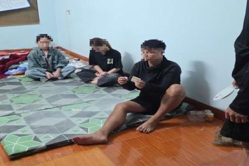 Kiểm tra khu nhà ở của nhóm 'chăn dắt gái', phát hiện nhóm đối tượng dương tính ma túy