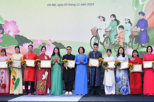 Hơn 600 phụ nữ đồng diễn 'Vũ điệu áo dài', tôn vinh nét đẹp phụ nữ Thủ đô