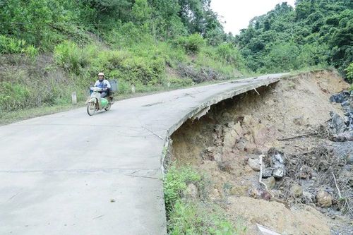 Khắc phục giao thông nông thôn bị thiệt hại do thiên tai