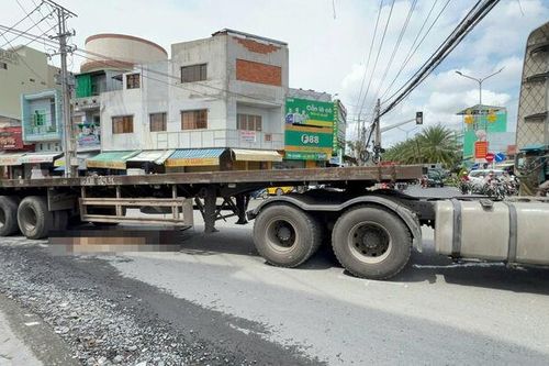 Một phụ nữ tử vong sau khi va chạm ô tô rơ-móc