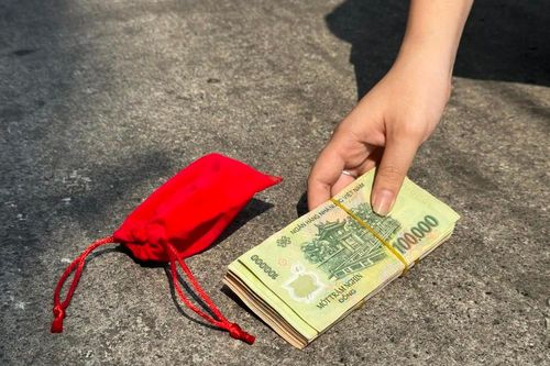 Người phụ nữ mang số tiền hơn 10 triệu đồng trả lại cho người đánh rơi