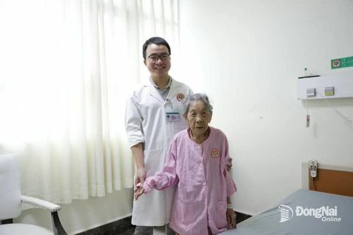 Bơm xi măng sinh học cứu cụ bà 100 tuổi thoát cảnh bị liệt