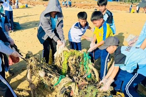 Gần 1.500 giáo viên và học sinh thu gom rác thải trên bãi biển sau bão số 13