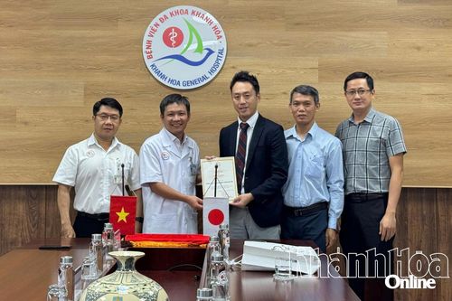 Bệnh viện Đa khoa Khánh Hòa trao đổi chuyên môn về điều trị bệnh cột sống với chuyên gia Nhật Bản