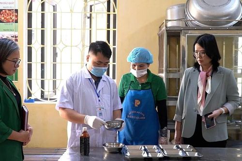 Ngành Y tế kiểm tra an toàn thực phẩm của bếp ăn trường học