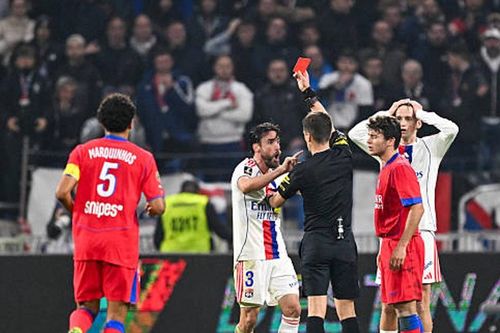 Lyon thua PSG 2-3: tranh cãi VAR thổi bùng giận dữ