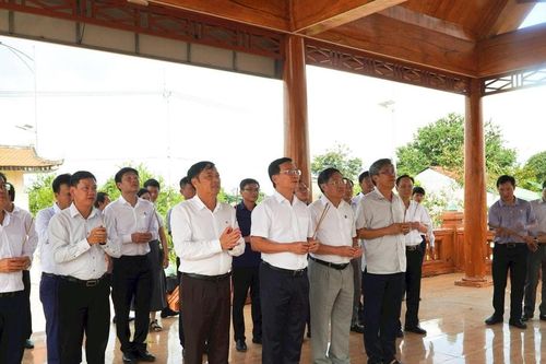 Chủ tịch UBND tỉnh Lâm Đồng Hồ Văn Mười dâng hương tại Di tích lịch sử lưu niệm N'Trang Gưh