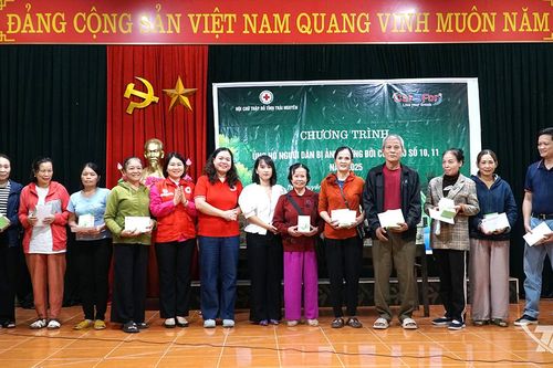 Trao 150 suất quà hỗ trợ người dân phường Quyết Thắng