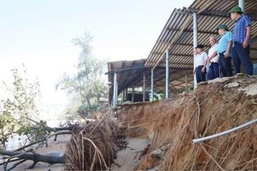 Sóng dữ phá bờ