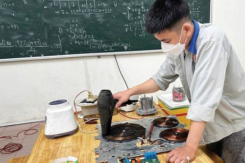 'Hồi sinh' thiết bị điện, xe máy sau mưa lũ