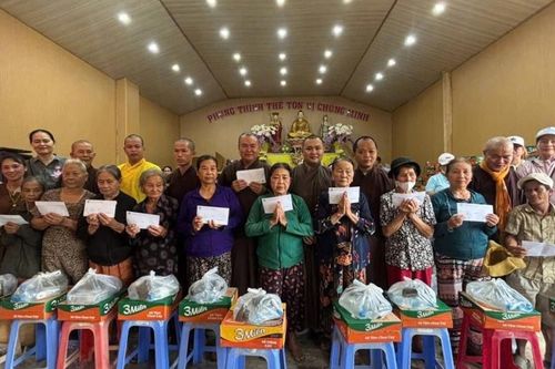 Ban Hướng dẫn Phật tử TP.Đà Nẵng và chùa Kim Quang tặng quà vùng bão lũ tại Đà Nẵng, Huế