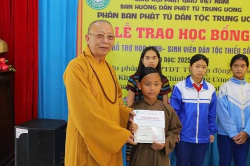 Quảng Trị: Phân ban Phật tử dân tộc T.Ư trao 20 học bổng cho học sinh tại xã Khe Sanh