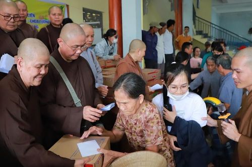 Chư Ni các tự viện TP.HCM và tỉnh Đồng Nai trao quà đến bà con vùng bão lũ TP.Đà Nẵng