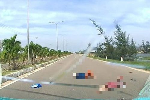 Gia Lai: Mẹ tử vong, con bị thương sau cú va chạm mạnh với xe taxi