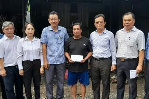 Đồng Tháp: Cháy trụ điện lan ra 6 căn nhà làm 2 người bị thương