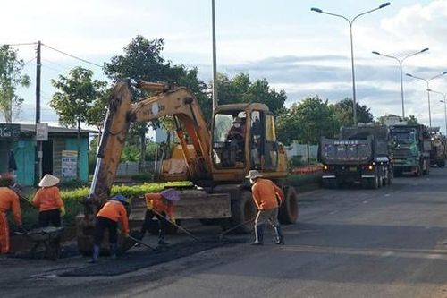 Thi công đảm bảo an toàn giao thông đường Hồ Chí Minh đoạn Quảng Ngãi - Gia Lai