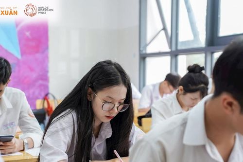 Phạt tiền việc 'cưỡng ép học tập quá sức' theo Nghị định 282/2025/NĐ-CP: Liệu có khả thi?