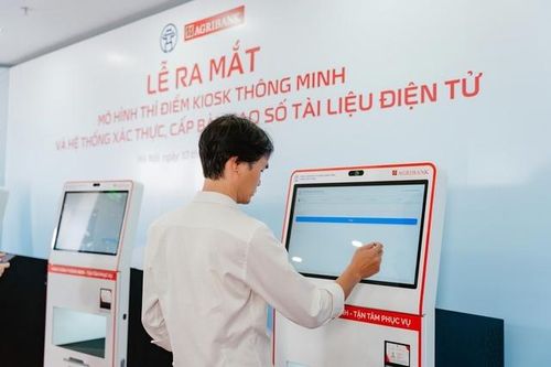 Không cần xếp hàng, người dân Hà Nội có thể tự chứng thực tại Kiosk thông minh