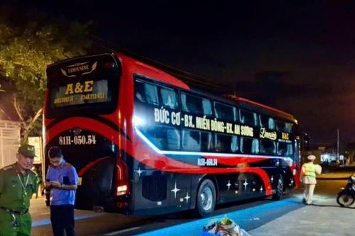 Xe khách va chạm xe máy, 2 vợ chồng tử vong