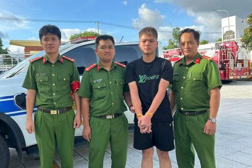 Kẻ cướp giật tại tiệm vàng ở TP Hồ Chí Minh trên đường tẩu thoát thì bị bắt giữ