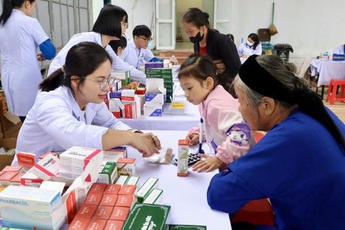 Khám, tư vấn sức khỏe, cấp phát thuốc miễn phí cho 920 người dân xã Hòa An