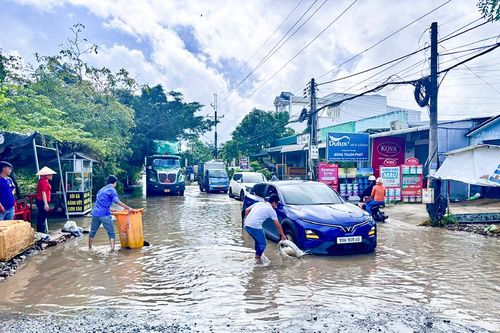 Cảnh báo triều cường duy trì cao, theo dõi siêu bão Fung-wong