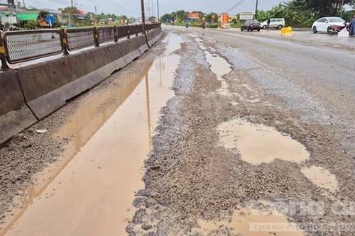 TP.Huế: Quốc lộ 1A chằng chịt 'ổ voi, ổ gà' trên đoạn đường hàng chục cây số